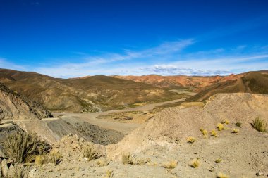 Çöl ve mavi gökyüzü ve altiplano, Bolivya üzerinde beyaz bulutlar dağ