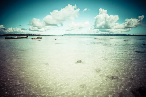 Пейзаж фото спокойного пляжа острова — стоковое фото