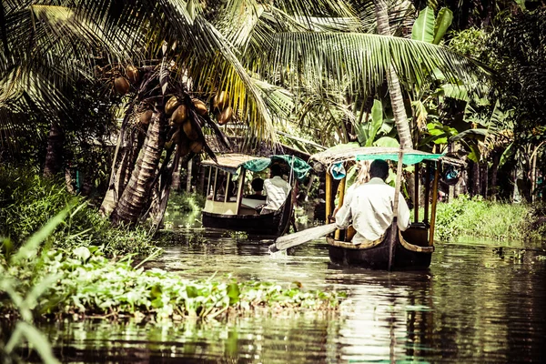 Maison bateau dans les backwaters près des palmiers à Alappuzha, Kerala, Inde — Photo