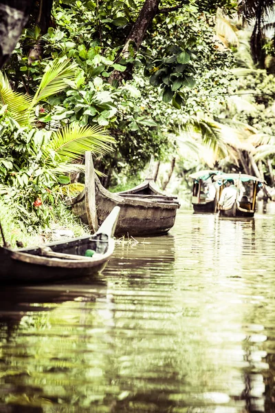 House boat in backwaters near palms in Alappuzha, Kerala, India — Stock Photo, Image