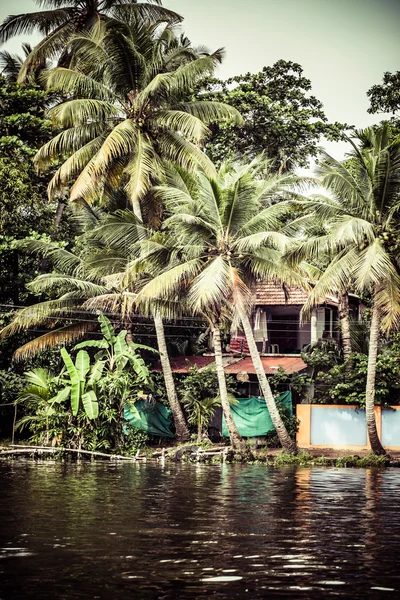 Dom łódź w rozlewiska w pobliżu palmy w alappuzha, kerala, Indie — Zdjęcie stockowe