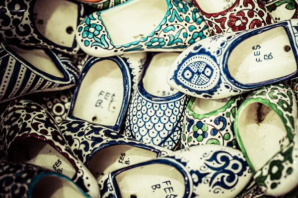 在本地街传统摩洛哥陶器 — 图库照片