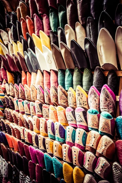 五彩缤纷的摩洛哥拖鞋，马拉喀什 — 图库照片