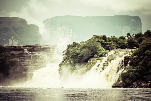 Vodopád a Laguna canaima národního parku - venezuela瀑布和卡奈依马国家公园-委内瑞拉的环礁 — 图库照片