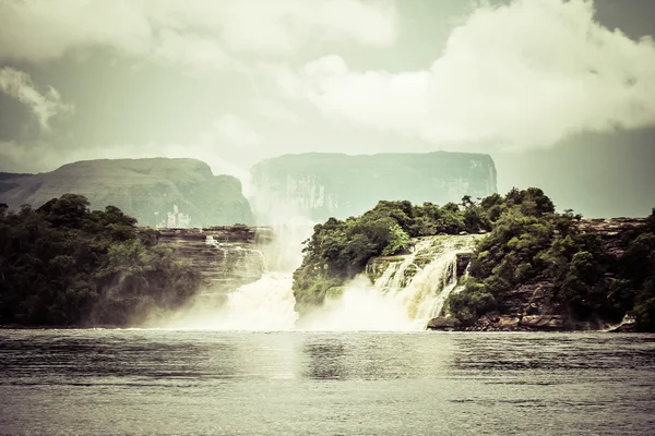 Cachoeira e a lagoa do parque nacional de Canaima - Venezuela — Fotografia de Stock