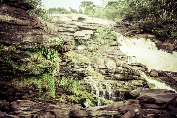 Cascade et la lagune du parc national de Canaima - Venezuela — Photo