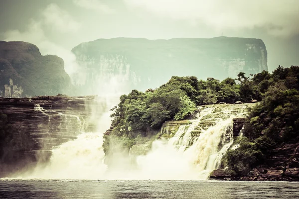 Waterfall and the lagoon of Canaima national park - Venezuela — Stock Photo, Image
