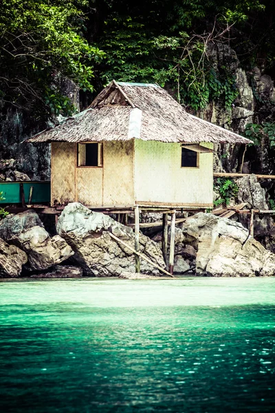 In riva al mare tropicale. Coron, isola di Busuanga, provincia di Palawan, Filippine . — Foto Stock