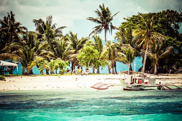 Árbol verde en una playa de arena blanca. Isla Malcapuya, Coron, Filipinas . — Foto de Stock