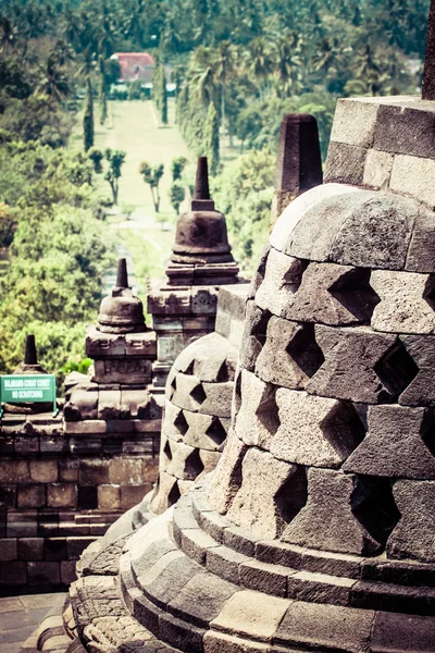 Borobudur tempel nära Yogyakarta på Java ön, Indonesien — Stockfoto