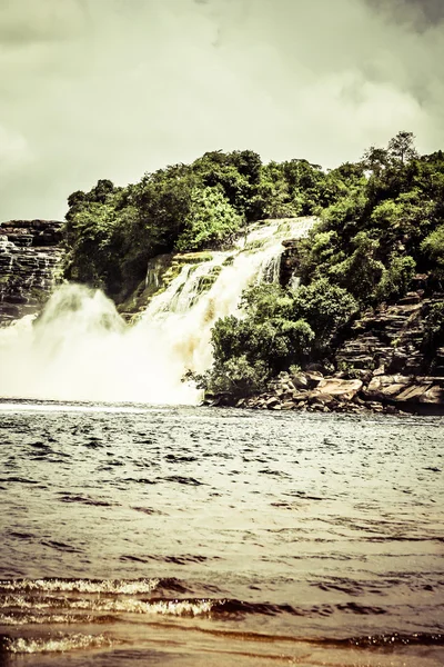 Vattenfall och lagunen i canaima nationalpark - venezuela — Stockfoto