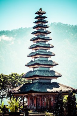 Pura Ulun Danu tapınağı Beratan gölünde. Bali