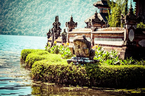Храм Пура Улунь Дану на озере Бератан. Бали — стоковое фото