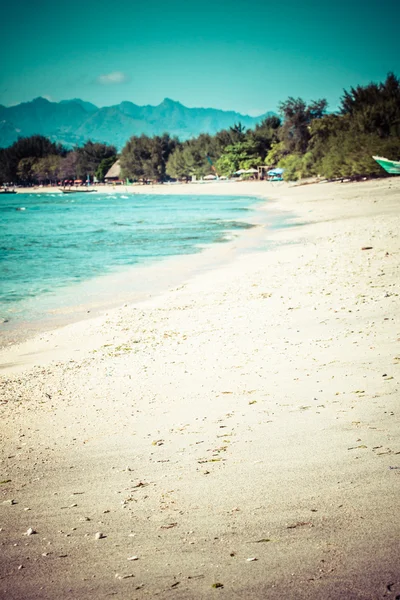 Krásné moře a pobřeží gili trawangan, Indonésie. — Stock fotografie