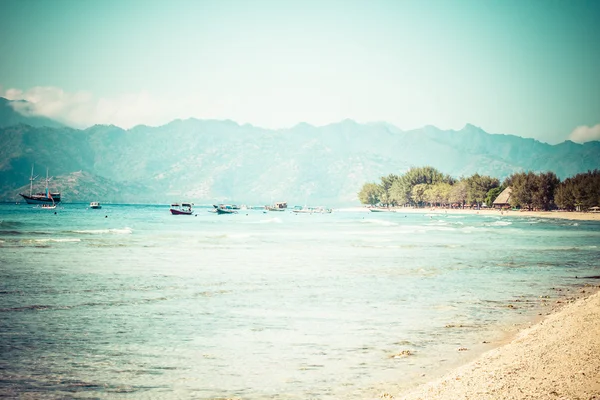 Море и побережье индонезийского острова Гили-Траванган . — стоковое фото
