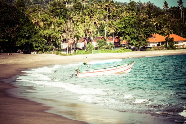 Playa tropical de arena con palmeras en un día soleado. Lombok. — Foto de Stock