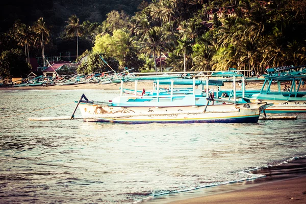 Pantai berpasir tropis dengan pohon palem di hari yang cerah. Lombok — Stok Foto