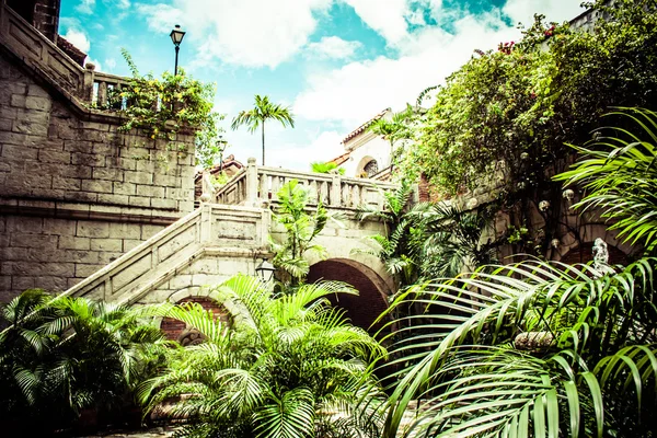 Plam decoración de la casa sobre fondo de ladrillo — Foto de Stock