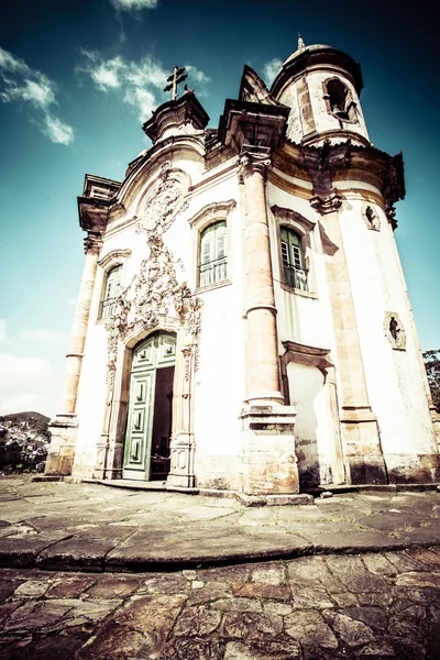 Vista da Igreja de São Francisco de Assis do patrimônio mundial da unesco cidade de ouro preto em minas gerais brasil — Fotografia de Stock