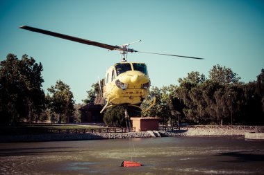 Yangın Kurtarma ağır helikopteri ile su kovası, yangın gider.