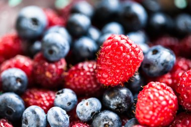 Arka planda farklı taze böğürtlen