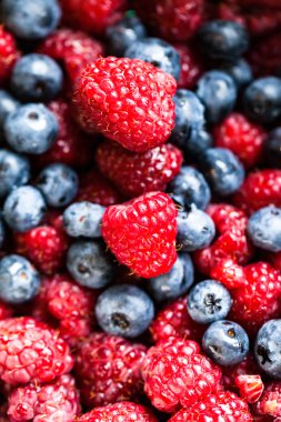 Arka planda farklı taze böğürtlen