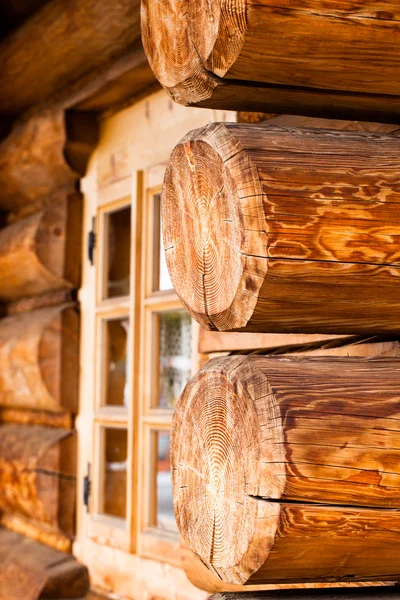 Bâtiment rural traditionnel en bois en Pologne . — Photo