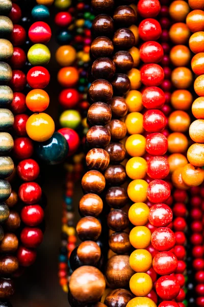 Различные разноцветные ожерелья на местном польском рынке . — стоковое фото