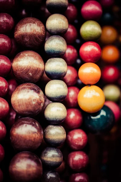 Olika av olika färgglada halsband på lokal polska marknaden. — Stockfoto