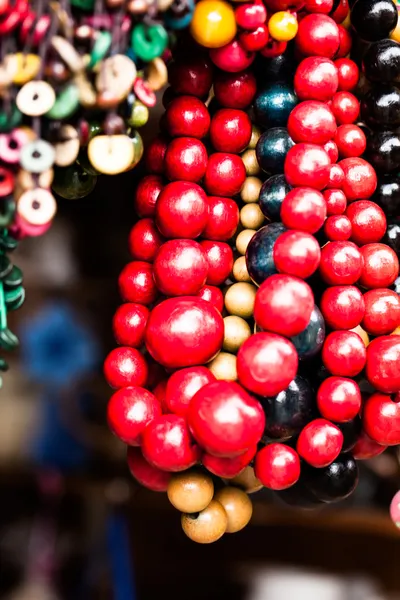 Varie di diverse collana colorata al mercato polacco locale . — Foto Stock