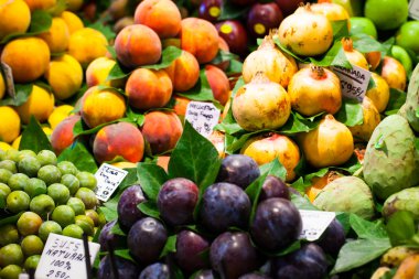 meyve pazarında la boqueria barcelona ünlü pazar yeri