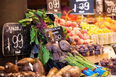 meyve pazarında la boqueria barcelona ünlü pazar yeri