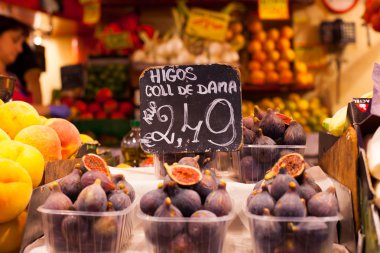 renkli meyve ve boqueria market Barselona pazar ahır, incir.