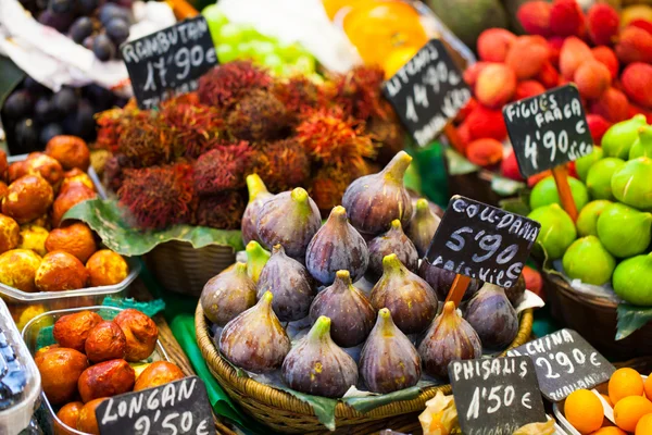 Barevné ovoce a fíky na stánku v tržnici boqueria trhu v Barceloně. — Stock fotografie