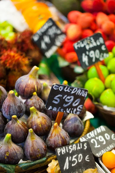 Frutas e higos de colores en el puesto de mercado en el mercado de la Boquería en Barcelona . — Foto de Stock