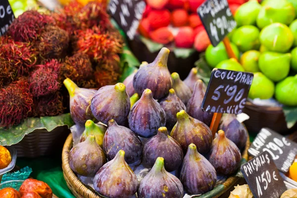 Frutas e higos de colores en el puesto de mercado en el mercado de la Boquería en Barcelona . —  Fotos de Stock