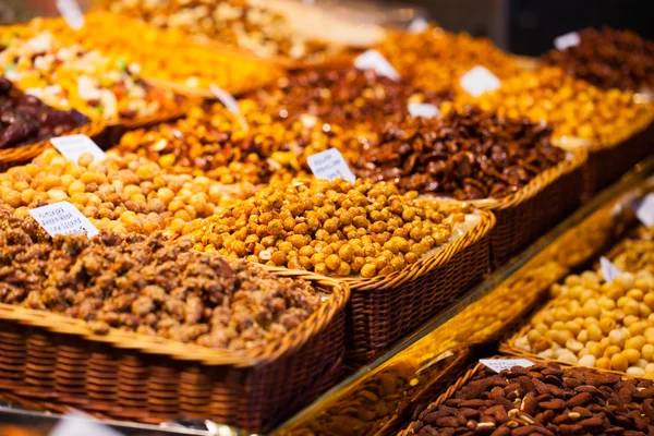 Torkade frukter på marknaden (la boqueria, Barcelonas berömda place) — Stockfoto