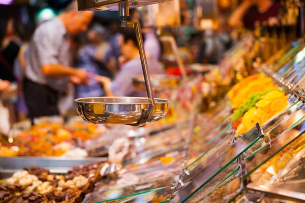 Mercado de frutas, en La Boquería, famoso mercado de Barcelona —  Fotos de Stock