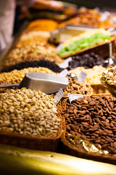 Gedroogde vruchten op de markt (la boqueria, barcelona beroemde plaats) — Stockfoto