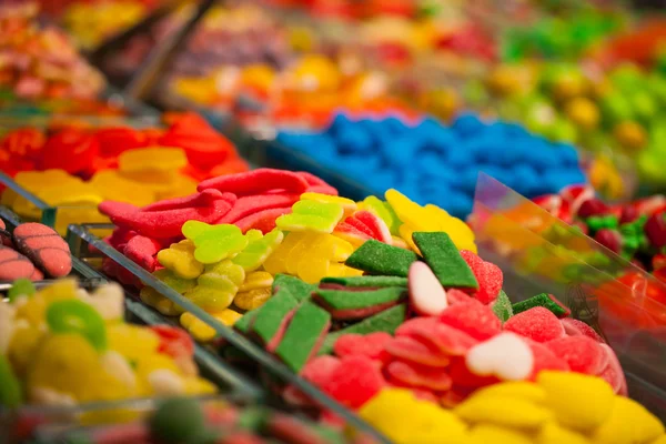 Marknadsstånd fullt av candys i marknaden la boqueria. Barcelona. Katalonien. — Stockfoto