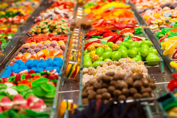 Marktstand voller Süßigkeiten auf dem Boqueria-Markt. Barcelona. Katalonien. — Stockfoto