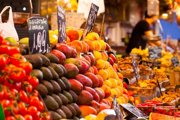 Mercado de frutas, en La Boquería, famoso mercado de Barcelona —  Fotos de Stock