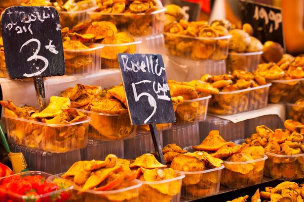 Champiñones en un stand en el Mercado de la Boquería, en Barcelona, España . —  Fotos de Stock