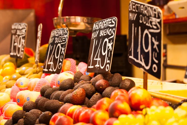 Mercado de frutas, em La Boqueria, Barcelona mercado famoso — Fotografia de Stock
