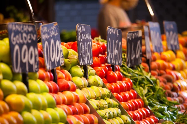 Ovoce na trhu, v la boqueria, barcelona slavné tržiště — Stock fotografie