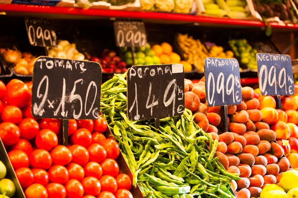 Mercado de frutas, en La Boquería, famoso mercado de Barcelona — Foto de Stock