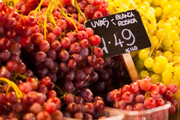 Ovoce na trhu, v la boqueria, barcelona slavné tržiště — Stock fotografie