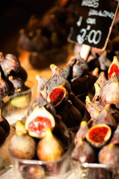 Kleurrijke groenten en vijgen op marktlieden in boqueria markt in barcelona. — Stockfoto