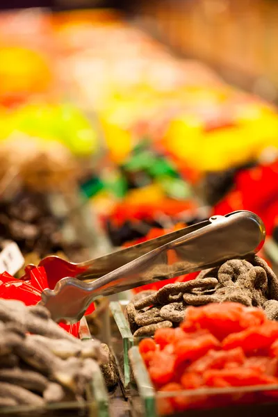 Barraca de mercado cheia de doces no Mercado La Boqueria. Barcelona. Catalunha . — Fotografia de Stock