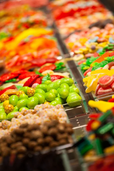 Trh stánek plný candys v trhu la boqueria. Barcelona. Katalánsko. — Stock fotografie